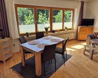 Quiet, centrally located apartment in the beautiful center of Gmund am Tegernsee. - Gmund am Tegernsee - Sală de mese