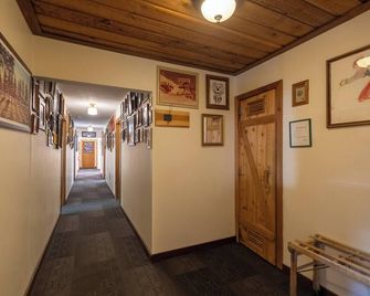 Rams Head Inn - Rossland - Hallway