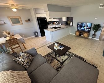 Charming 2-bedroom apartment with AC, WiFi in wonderful Smithville - Smithville - Sala de estar