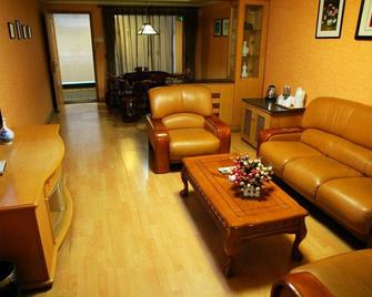 Anqing Business Hotel - Anqing - Living room