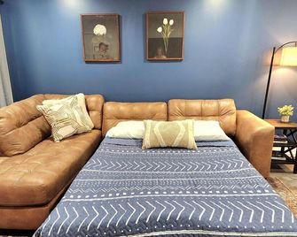 Updated Home with Fenced Backyard, sleeps 10 - Valparaiso - Wohnzimmer