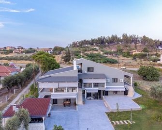 Villa Llanaj Residence 1 by Luxlikehome - Nea Poteidaia - Gebäude