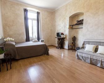 Cavour Guest House - Ventimiglia - Schlafzimmer