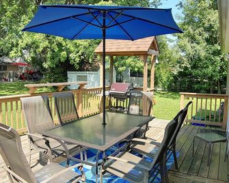 Bay Beach Cottage in Crystal Beach....perfect for the family - Crystal Beach - Patio
