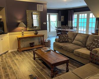 with Large Pool - Lancaster - Living room