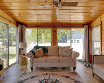 Charming West Yarmouth Home about 2 Mi to Beach! - West Yarmouth - Living room