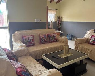 House with pool & waterfall, WiFi & air conditioning for 6 People - Ciudad Trinidad - Sala de estar
