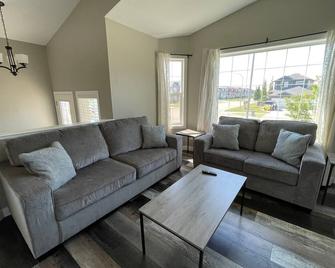 Stocked Kitchen | Sleeps 6 | Free Wifi | Smart Tv - Grande Prairie - Living room