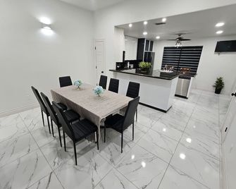Family Luxury home with Pool in McAllen near by hospitals and stores - McAllen - Dining room