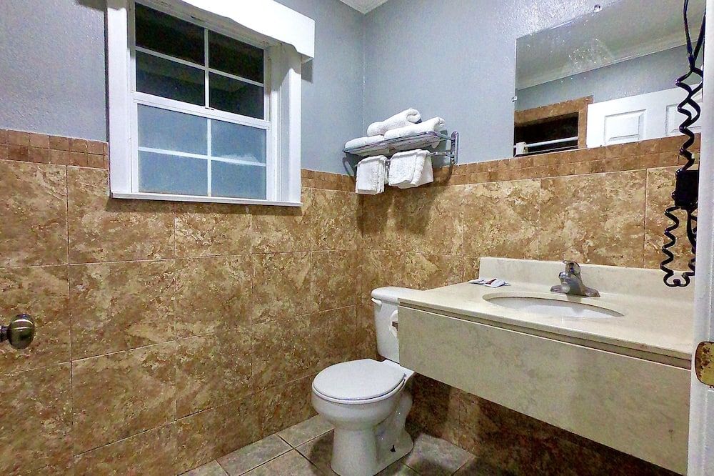 Budget Host Inn - Vernon - Ванна кімната