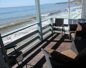 Beachfront Apt - Exclusive Malibu Rd. - Malibu - Balcone