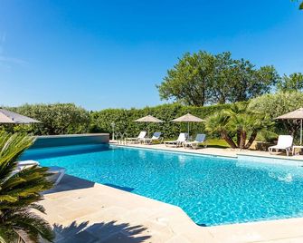 Traditional farmhouse with heated swimming pool at the foot of the Mont Ventoux - Crillon-le-Brave - Piscina