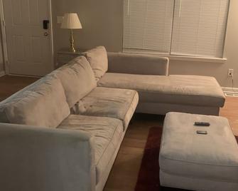 Spacious 4 bathroom house quiet neighborhood - Fairburn - Living room