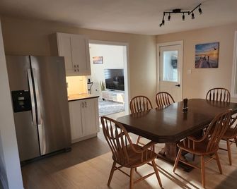 Newly renovated and furnished 4 bedroom home with office in the center of town - Parry Sound - Jídelna