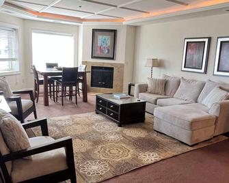 Third Floor Suite with lots of amenties - Traverse City - Living room