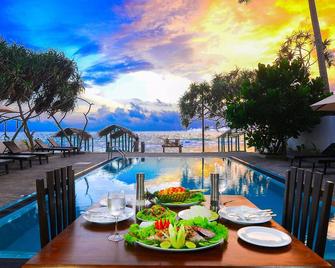 At Ease Beach Hotel - Hikkaduwa - Uima-allas