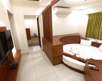 Raj Residency Hotel - Pondicherry - Bedroom
