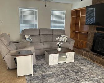 Ocean Springs - Gulf Hills Area enjoy This Home Away From Home! - Ocean Springs - Living room