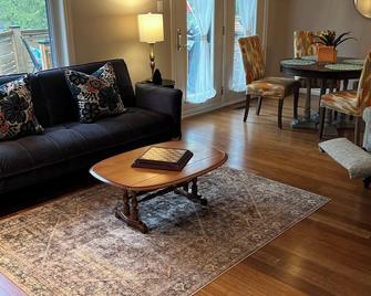Charming Hideaway: 1-bedroom Apartment - Waterloo