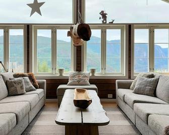 Cozy home in Rysstad with house sea view - Rysstad - Sala de estar