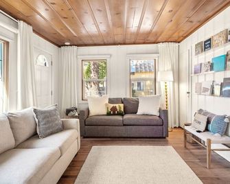 Steps From the Beach. Tahoe Tipsy Trout. It's a VIBE - Kings Beach - Living room