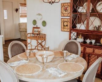 Moonshiner Farm - Shiner Tx - Shiner - Dining room