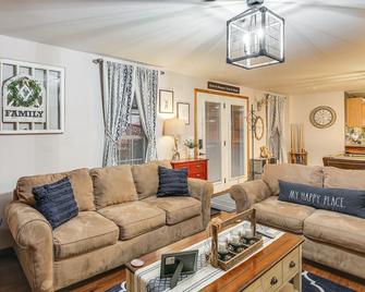 'foxes Den' w/ Hot Tub, Pool Table & Fire Pit! - Troy - Living room