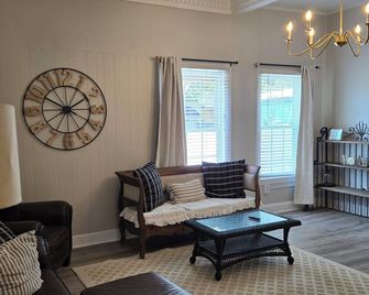 Cozy Southern Home that is close to amenities - Erwin - Living room