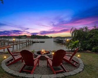 Commodore Bay Waterfront Home On Lake No - Mooresville - Patio