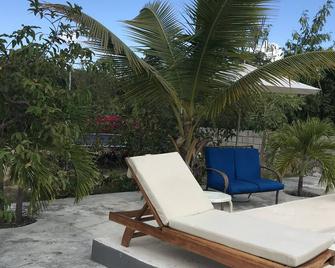 Comfy Apartment 15E in quiet Sagusta Gardens PLS with pool view - Providenciales - Patio