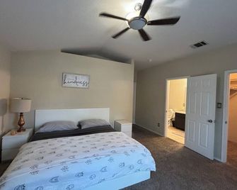 Kozy Samsung Retreat! - Taylor - Bedroom