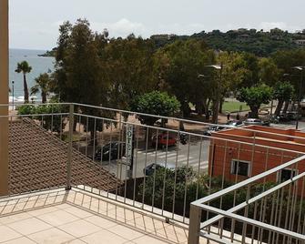 Comfortable one-bedroom apartment with kitchen and level terrace 50 meters from the sea - Sapri - Balcony