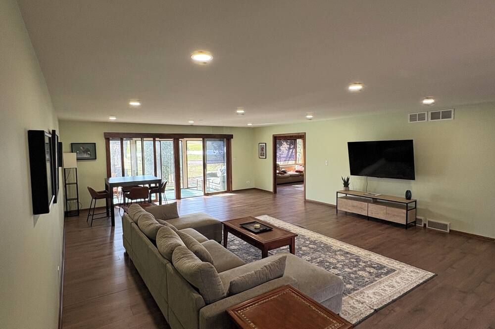 Spacious Ranch blocks away from downtown McHenry - McHenry - Obývací pokoj