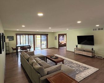 Spacious Ranch blocks away from downtown McHenry - McHenry - Obývací pokoj