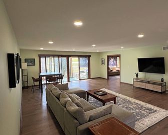 Spacious Ranch blocks away from downtown McHenry - McHenry - Obývací pokoj
