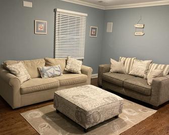 Family Fun Home. 5 Bedroom & Inground Pool ! \n4 blocks from the Beach ! - Point Pleasant Beach - Living room
