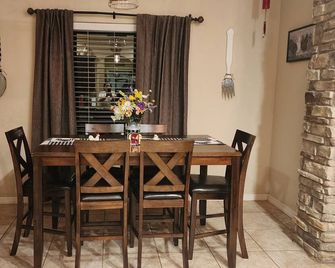 The Coop is a cozy pet friendly home in the heart of Roswell near hospitals - Roswell - Eetruimte