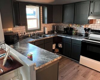 Location! Location! Walking distance of shops and restaurants in town, beach. - Port Austin - Cocina