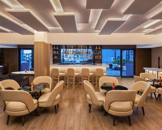 Courtyard by Marriott Shillong - Shillong - Bar