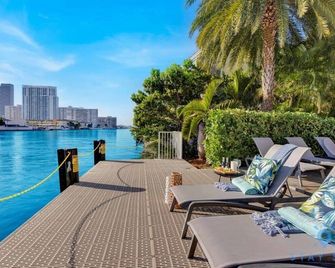 Infinite View Balcony Pool Near Beach - Hallandale Beach