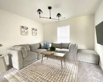 New!!! Boiling springs Luxury Lake front home- sleeps 6 people - Inman - Living room