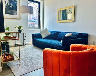 Huge Modern 2 bedroom in Little Italy - ניו יורק - סלון
