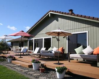 Highly Rated, Contemporary Wine Country Home with Sweeping Views - Geyserville - Patio