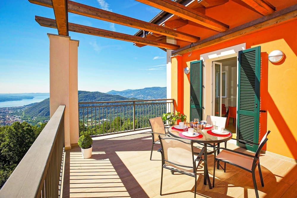 2 bedroom corner apartment in a prestigious villa from 1850 with solar heated pool - Miazzina - Balcony