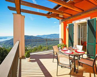 2 bedroom corner apartment in a prestigious villa from 1850 with solar heated pool - Miazzina - Balcony