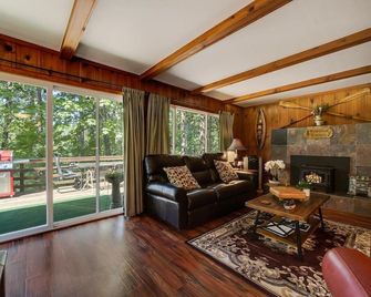 Ponderosa Paradise, Walk To Town, Wraparound Deck, Arcade Cabin - Twain Harte - Wohnzimmer