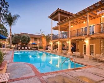 Charming hotel suites in delightful Anaheim with WiFi, AC, Full Kitchen - Anaheim - Piscina