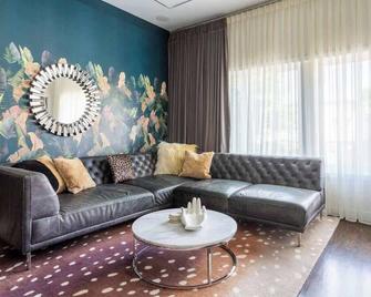Duplex 3 Bed 2 Bat Apt Steps From Lincol - Chicago - Wohnzimmer