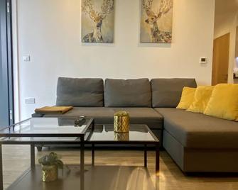 Stunning & Luxury Flat - Sutton - Living room