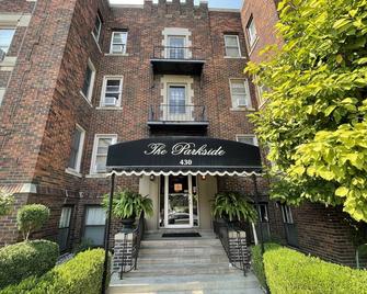 Charming Renovated One Bedroom Apartment. - Windsor - Building